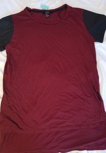 Maroon loose tshirt w/ textured sleeves sz Small